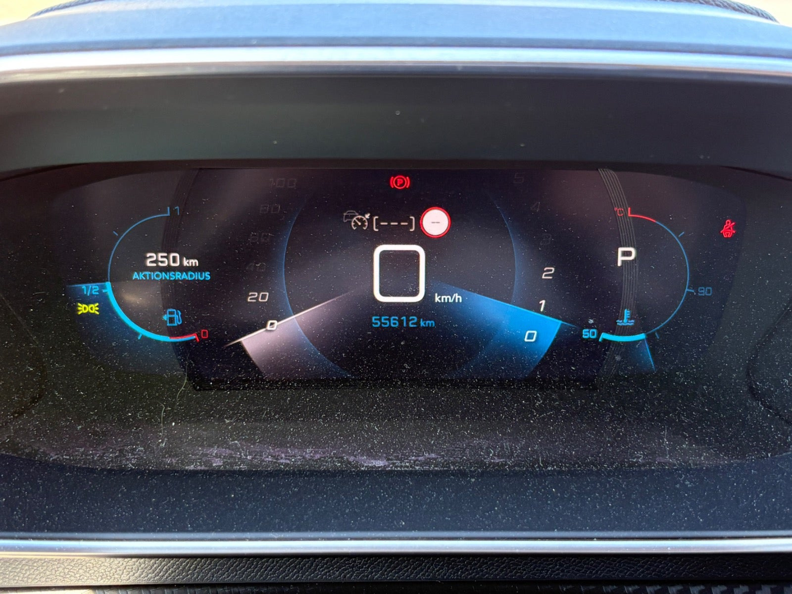 Rød Peugeot 2008 fra 2023