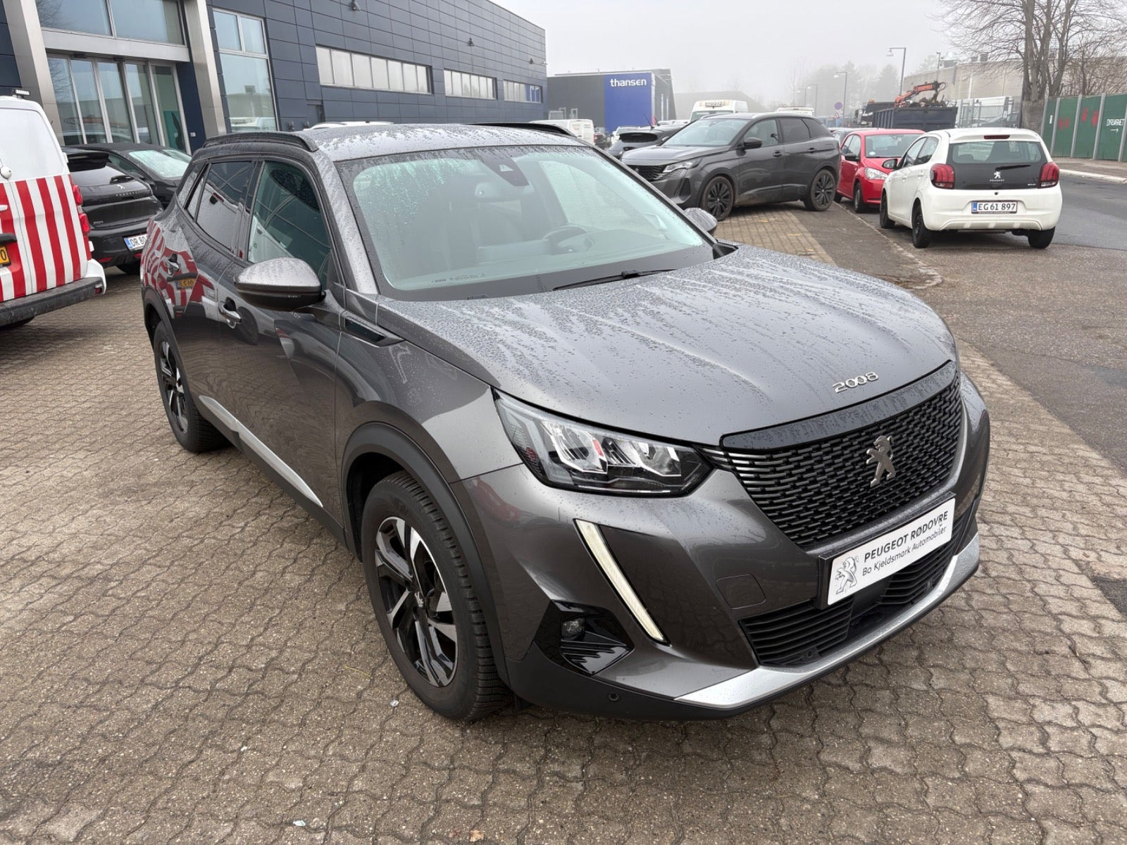 Rød Peugeot 2008 fra 2020