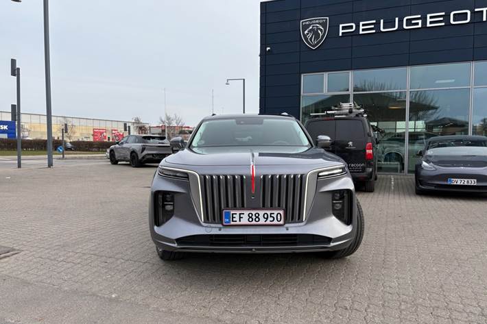 Rød Hongqi E-HS9 fra 2025