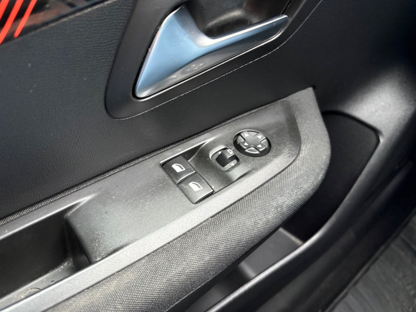 Sort Peugeot 208 fra 2020