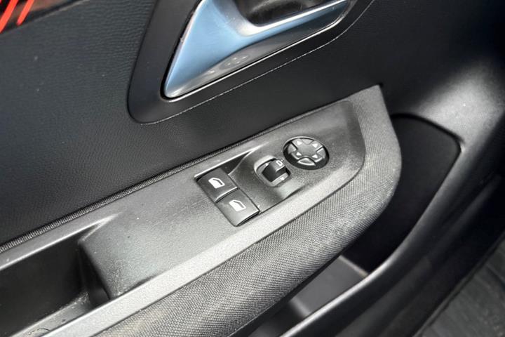 Sort Peugeot 208 fra 2020