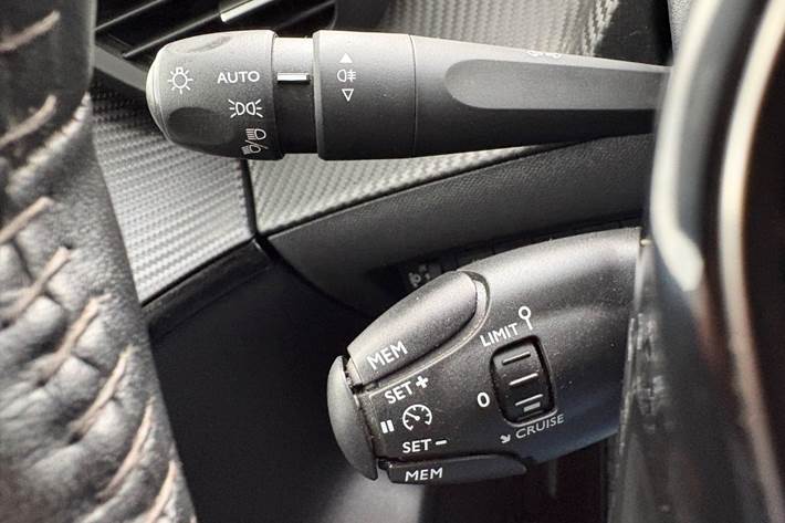 Sort Peugeot 208 fra 2020