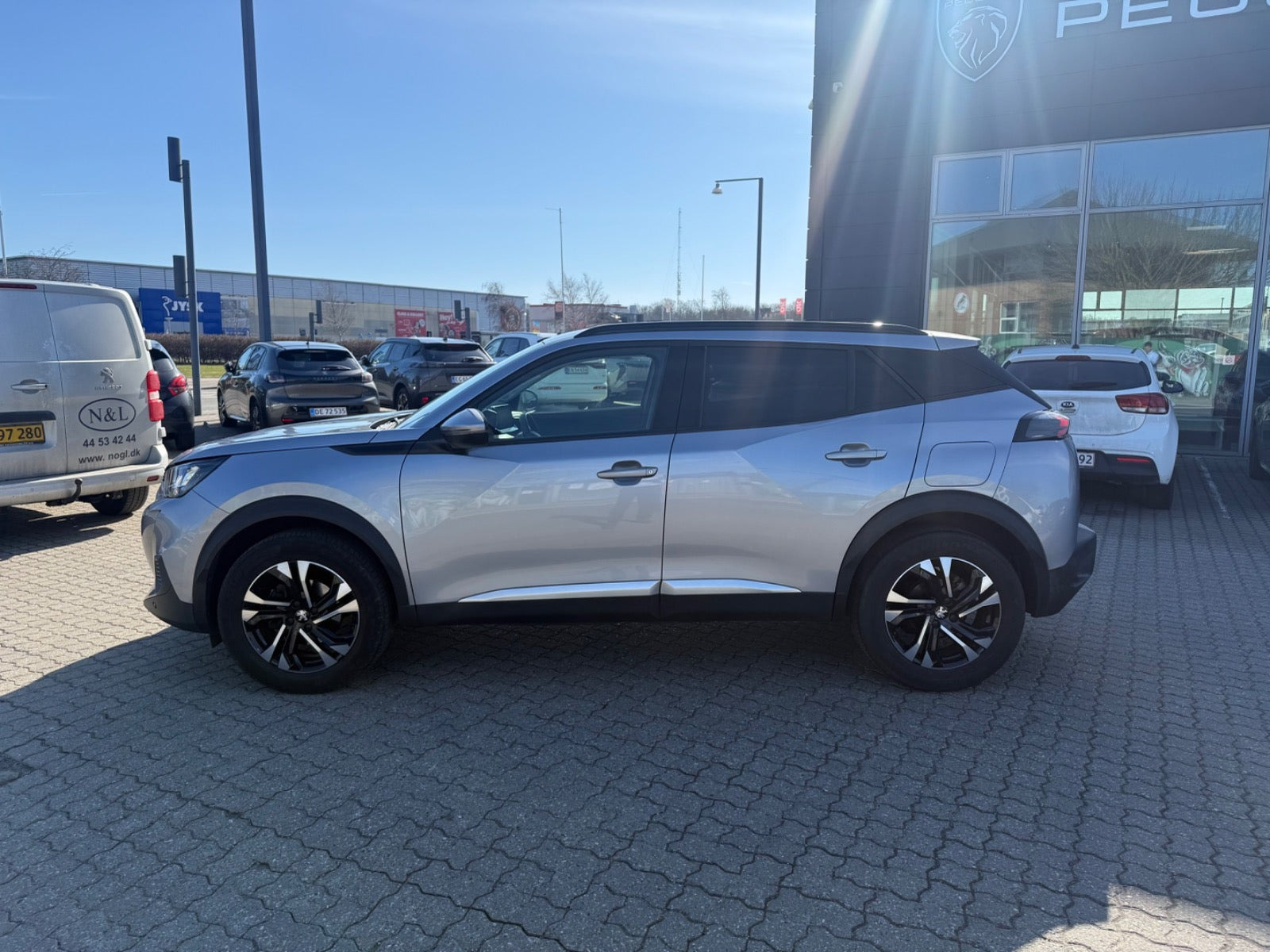 Rød Peugeot 2008 fra 2020