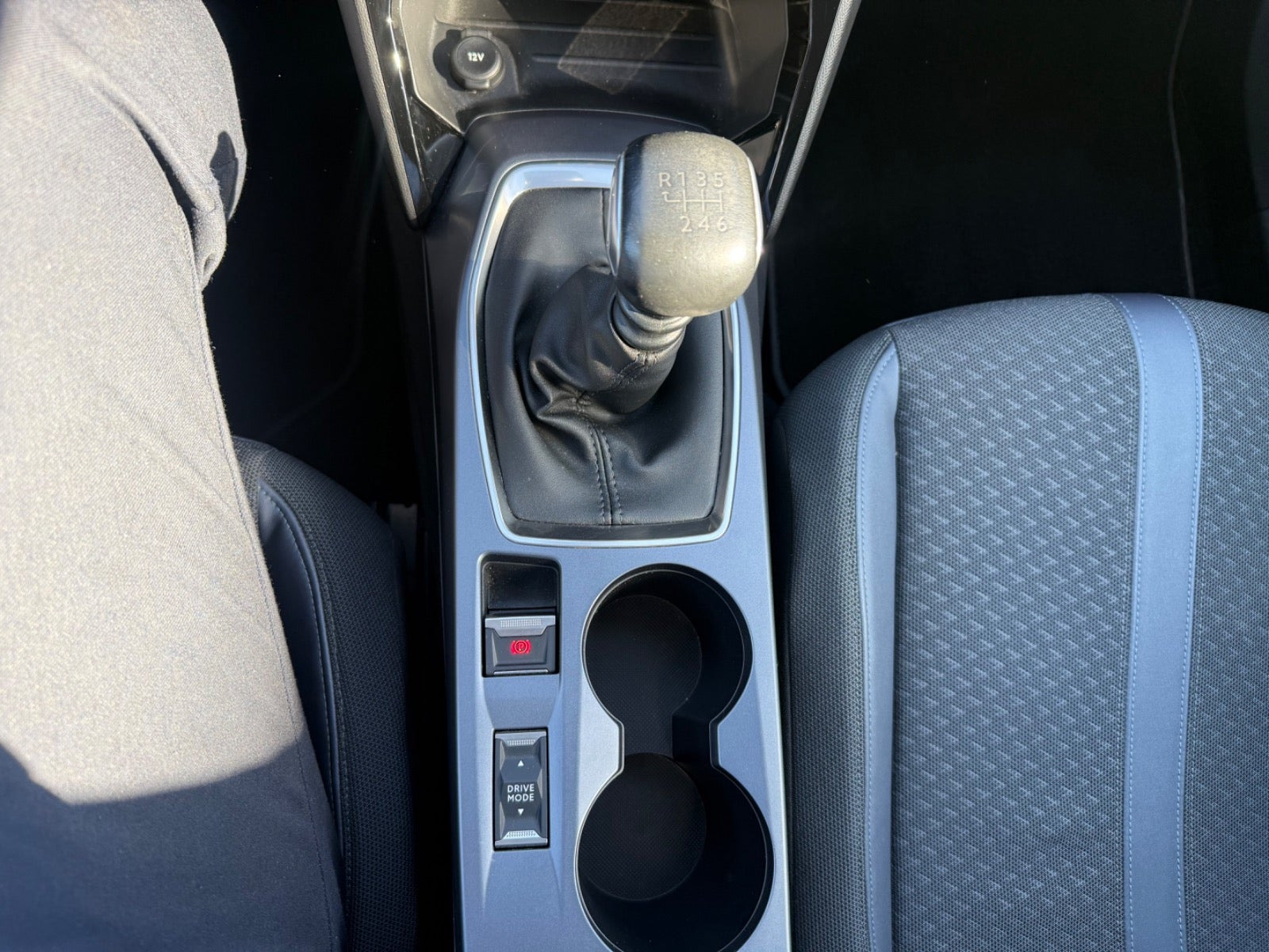 Rød Peugeot 2008 fra 2020