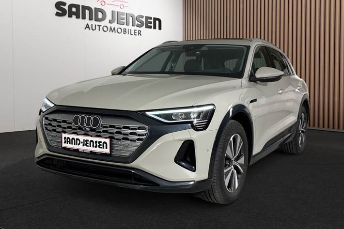 Beige Audi Q8 e-tron fra 2024