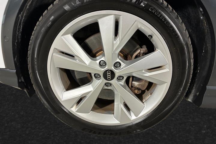 Hvid Audi Q4 e-tron fra 2025