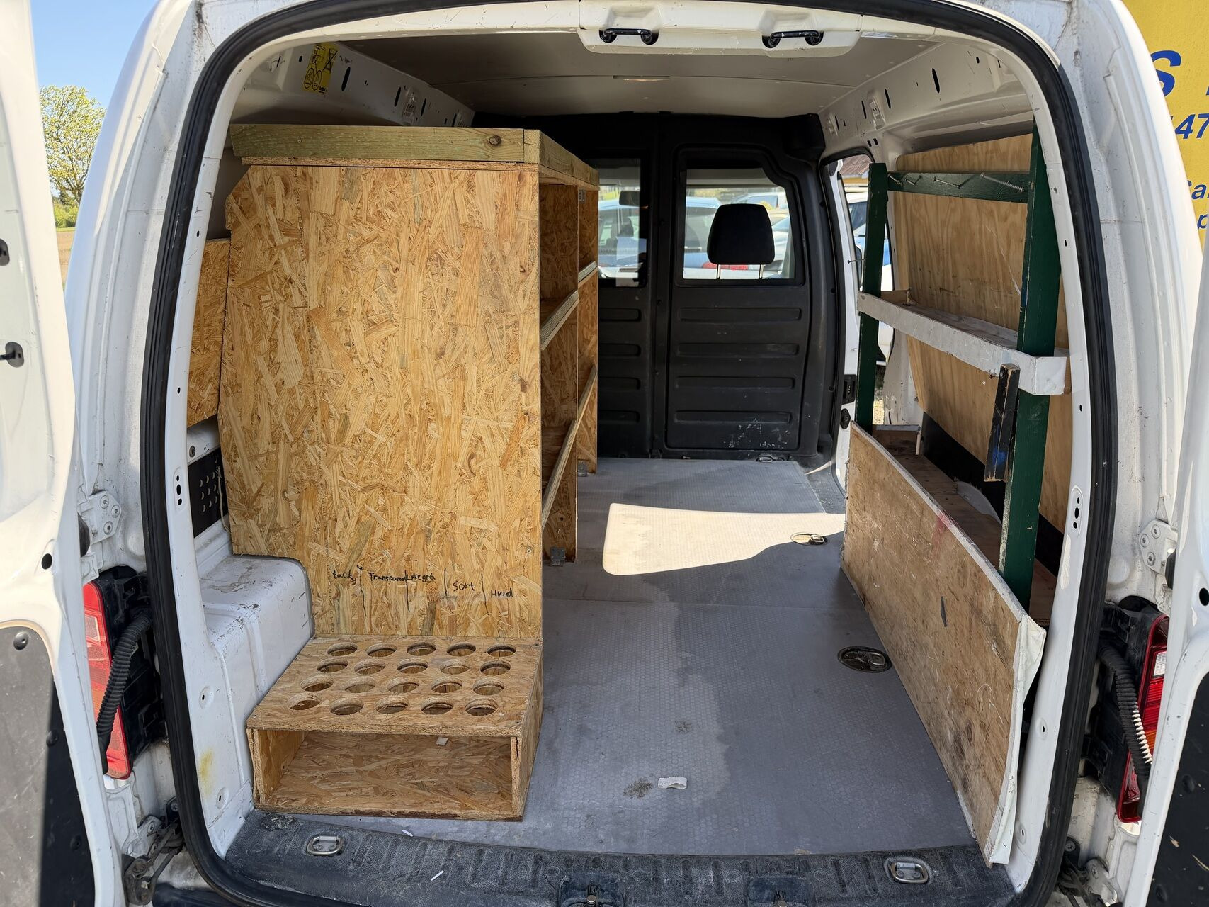 Hvid VW Caddy Maxi fra 2016