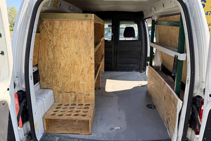 Hvid VW Caddy Maxi fra 2016