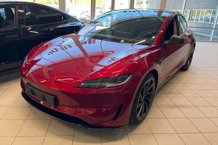 Rød Tesla Model 3 fra 2024