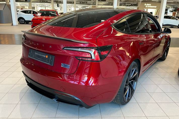 Rød Tesla Model 3 fra 2024