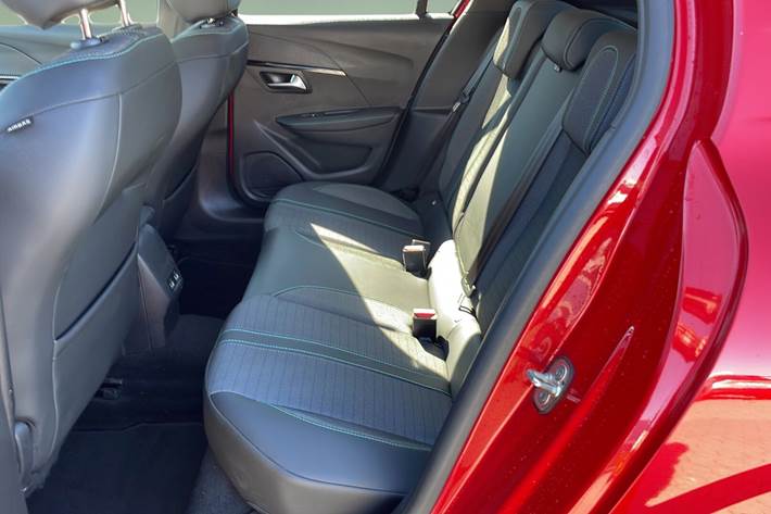 Rød Peugeot 208 fra 2020