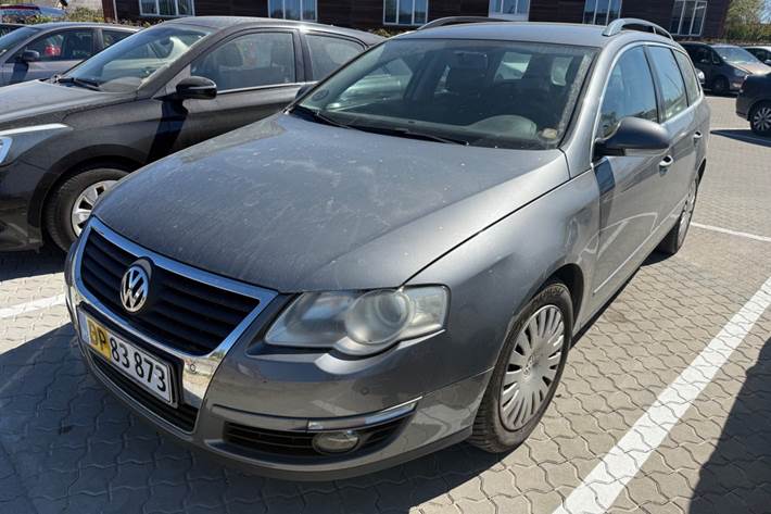 Grå VW Passat fra 2010