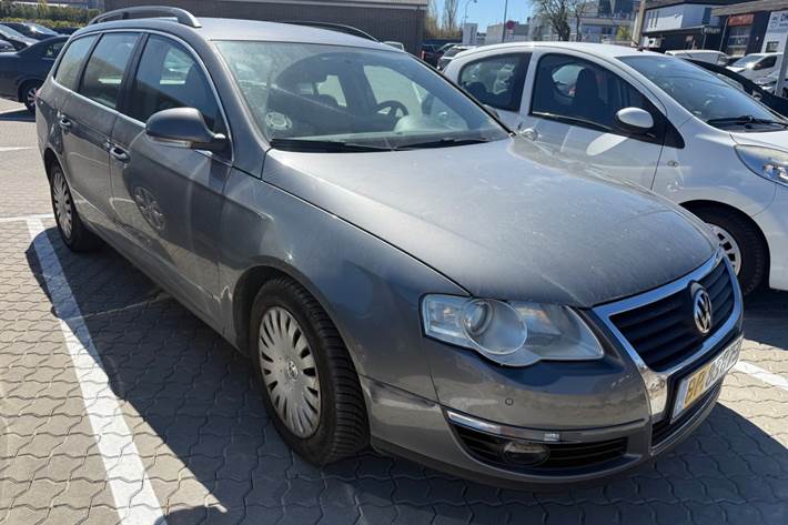 Grå VW Passat fra 2010