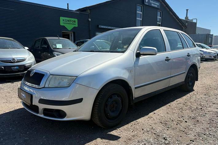 Grå Skoda Fabia fra 2007