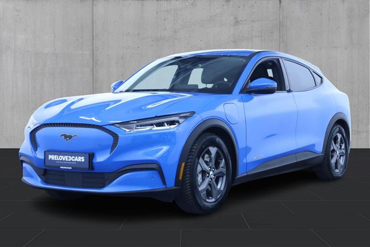 Blå Ford Mustang Mach-E fra 2023 set udefra