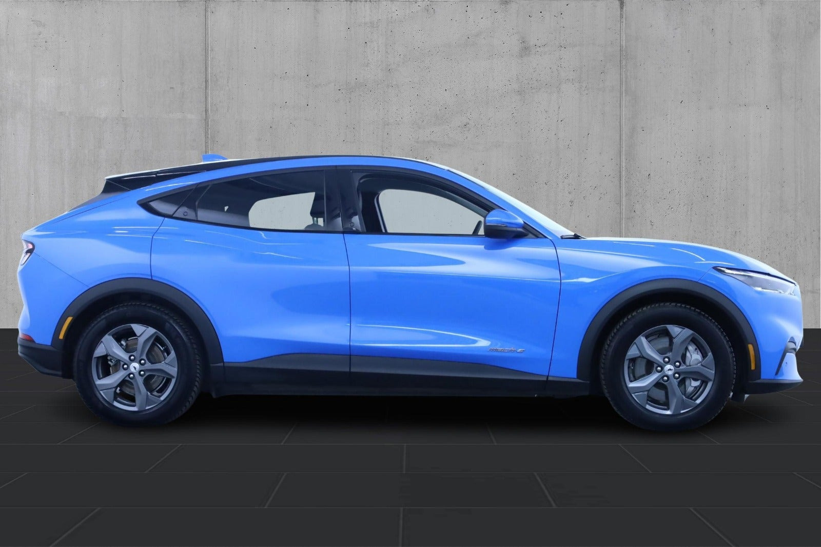 Blå Ford Mustang Mach-E fra 2023