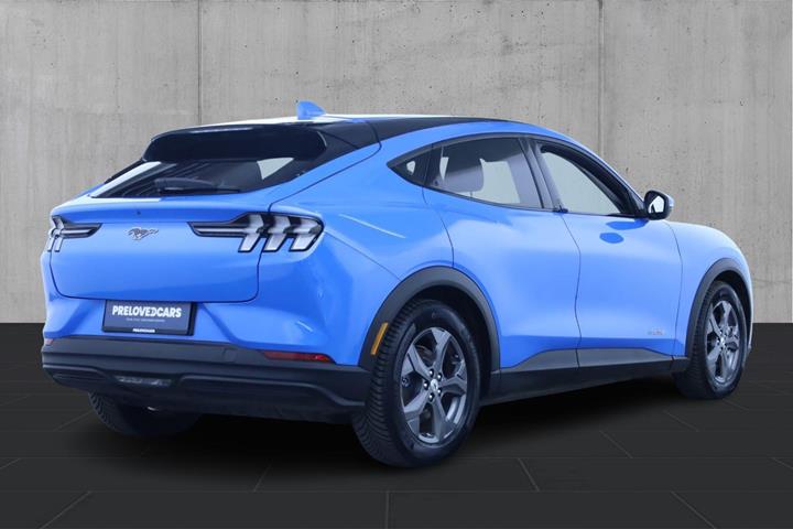 Blå Ford Mustang Mach-E fra 2023