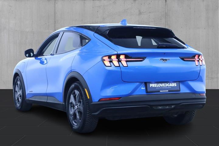 Blå Ford Mustang Mach-E fra 2023