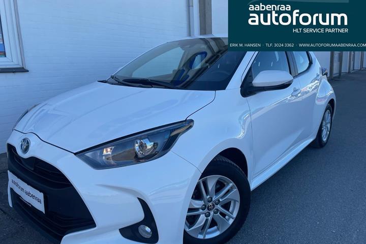 Hvid Toyota Yaris fra 2022 set udefra