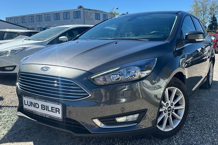 Grå Ford Focus fra 2018 set udefra