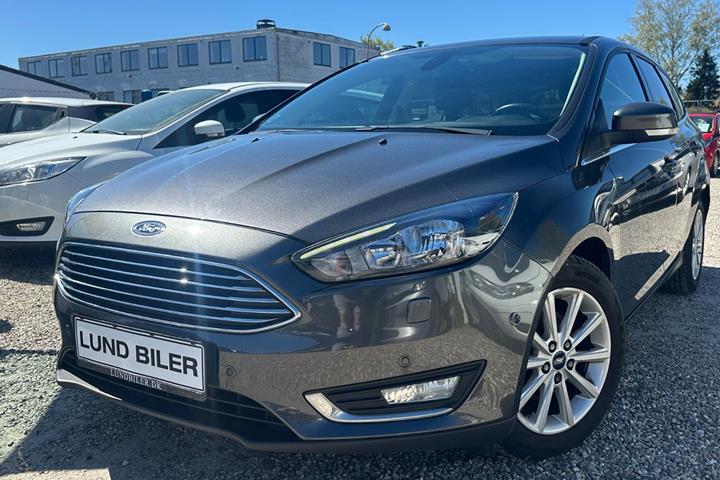 Grå Ford Focus fra 2018 set udefra