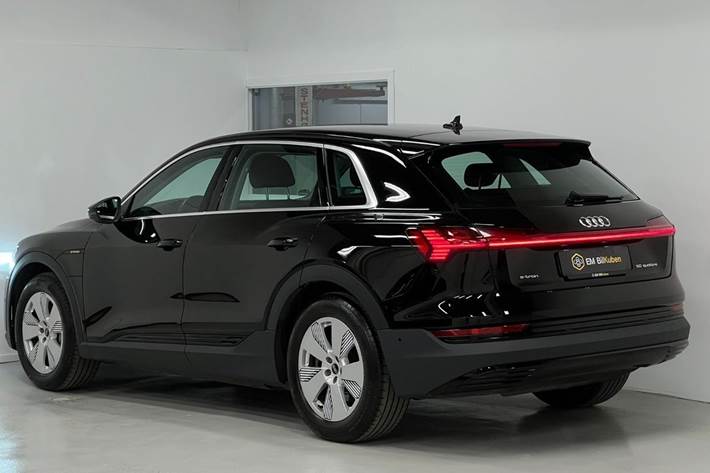 Sort Audi e-tron fra 2023