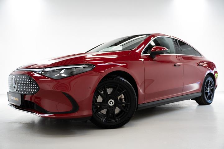 Rød Mercedes CLA250+ fra 2025 set udefra
