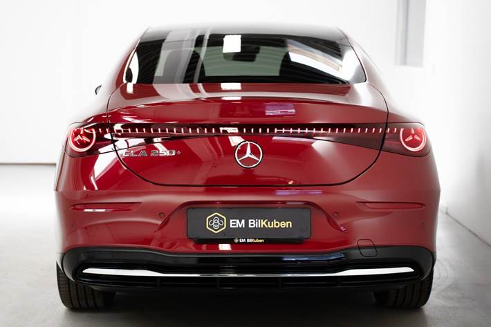 Rød Mercedes CLA250+ fra 2025