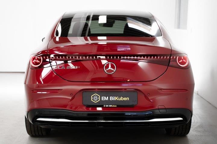 Rød Mercedes CLA250+ fra 2025