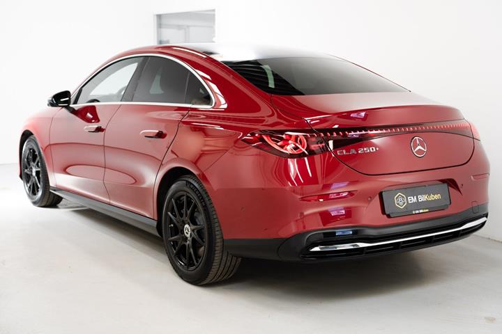 Rød Mercedes CLA250+ fra 2025