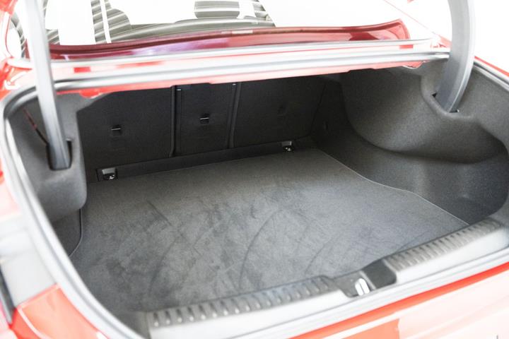 Rød Mercedes CLA250+ fra 2025