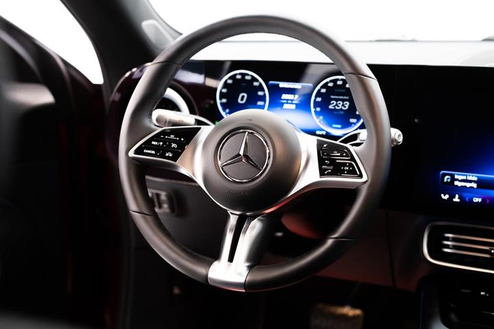 Rød Mercedes CLA250+ fra 2025