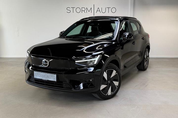 Sort Volvo XC40 fra 2024 set udefra
