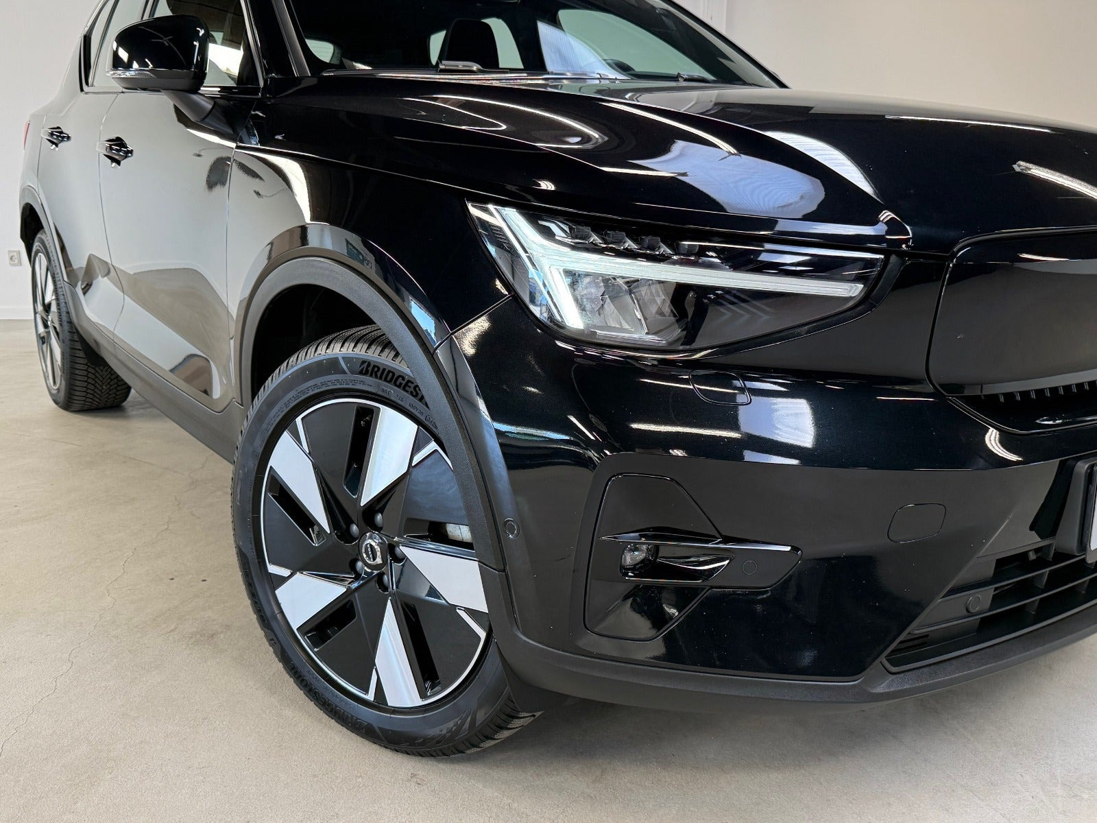 Sort Volvo XC40 fra 2024