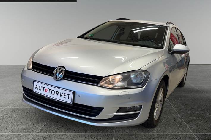 Sølv VW Golf VII fra 2014 set udefra