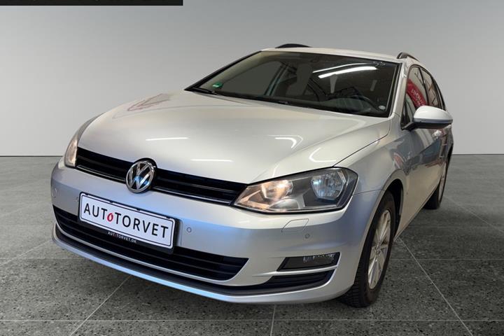 Sølv VW Golf VII fra 2014 set udefra