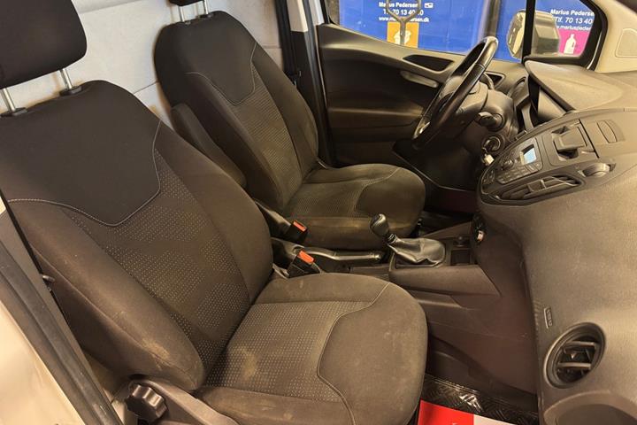 Hvid Ford Transit Courier fra 2020