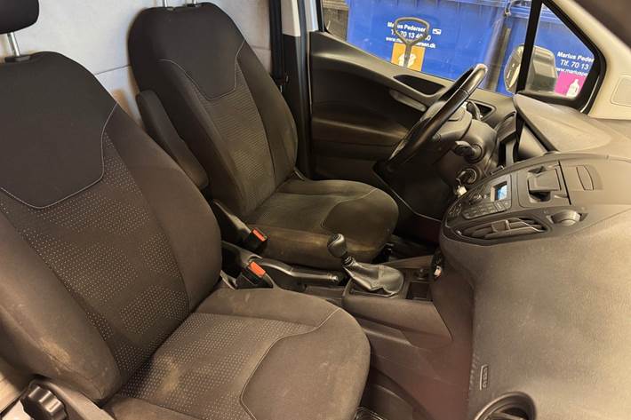 Hvid Ford Transit Courier fra 2020