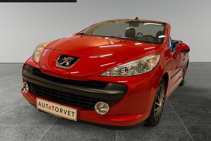 Rød Peugeot 207 fra 2009 set udefra