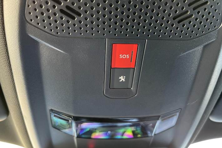 Grå Peugeot e-2008 fra 2021