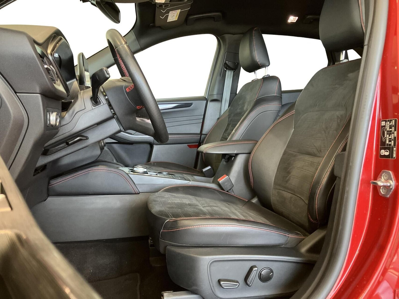 Rød Ford Kuga fra 2022