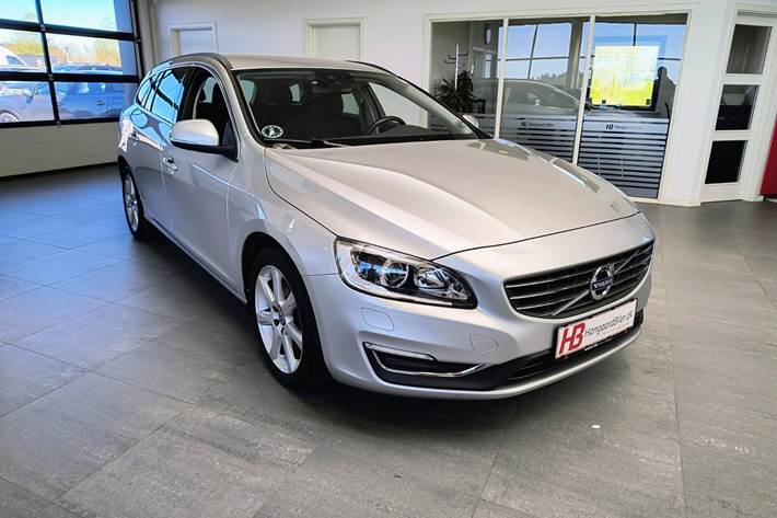 Sølv Volvo V60 fra 2017 set udefra