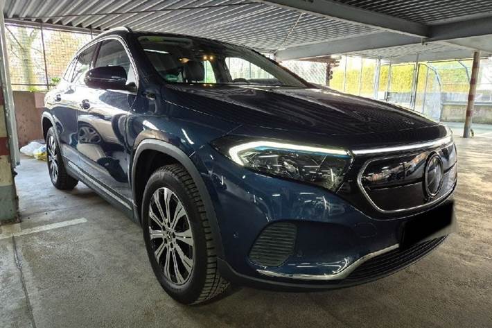Blå Mercedes EQA250 fra 2022