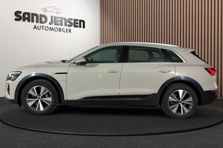 Beige Audi Q8 e-tron fra 2024