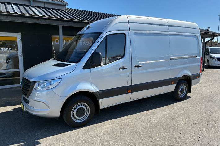 Sølv Mercedes Sprinter 317 fra 2022