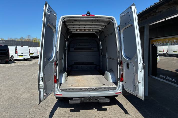 Sølv Mercedes Sprinter 317 fra 2022