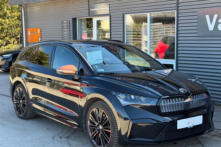 Sort Skoda Enyaq fra 2021 set udefra