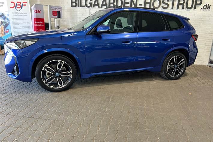 Blå BMW iX1 fra 2023