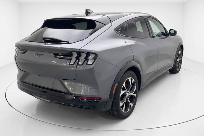 Grå Ford Mustang Mach-E fra 2023