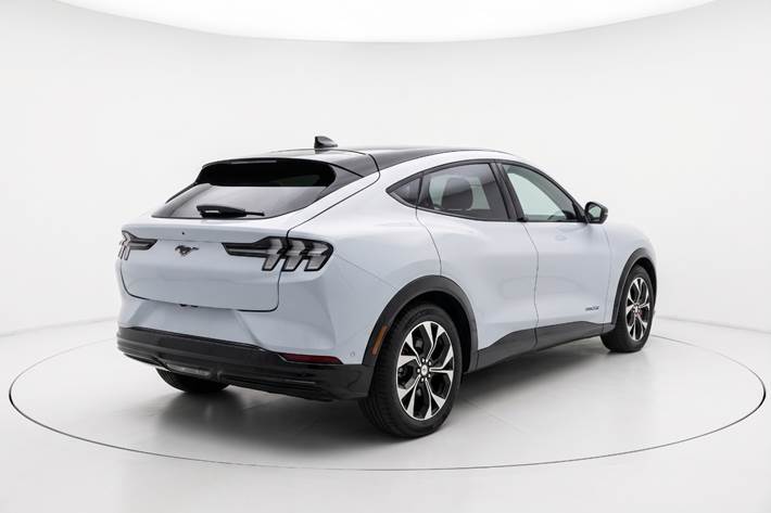 Sølv Ford Mustang Mach-E fra 2023